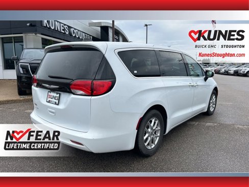Used 2023 Chrysler Voyager LX image 11
