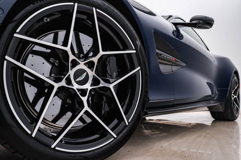 Used 2025 Aston Martin Vanquish image 5