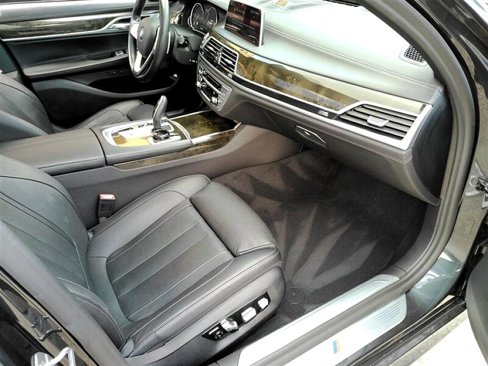 Used 2019 BMW 740i w/ Executive Package image 11