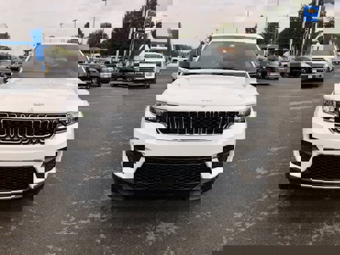 New 2025 Jeep Grand Cherokee Laredo image 16