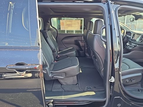 New 2026 Chrysler Pacifica Limited w/ S Appearance Package image 18