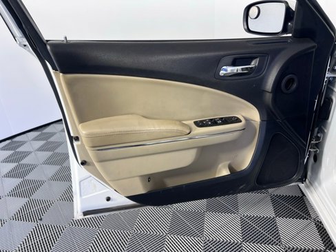Used 2014 Dodge Charger SE w/ Connectivity Group image 9