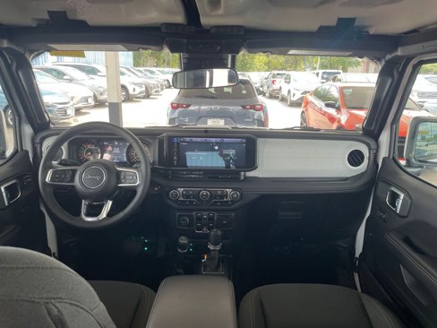 Used 2025 Jeep Wrangler Sahara image 32