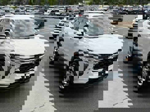 Used 2025 Chevrolet Trax LS w/ LS Convenience Package image 8