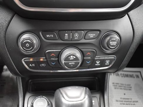 Used 2023 Jeep Cherokee Altitude Lux image 36