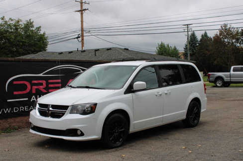 Used 2020 Dodge Grand Caravan SE image 1