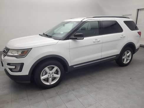 Used 2017 Ford Explorer XLT image 2