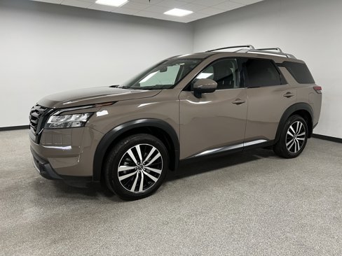 Used 2024 Nissan Pathfinder Platinum image 6