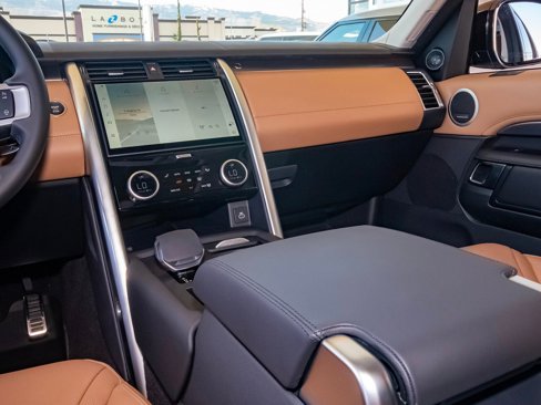 New 2025 Land Rover Discovery Metropolitan Edition image 25