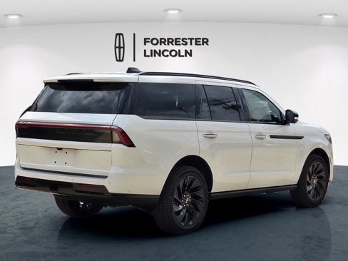 New 2025 Lincoln Navigator Reserve image 3