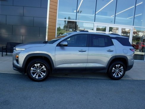 Used 2025 Chevrolet Equinox LT w/ Convenience Package II image 2