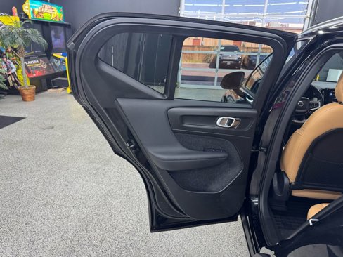 Used 2019 Volvo XC40 T5 Momentum image 12