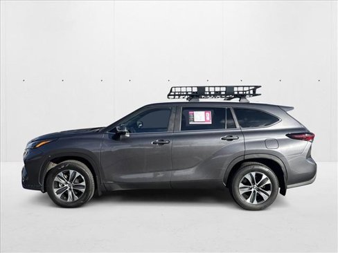 Used 2025 Toyota Highlander XLE image 3