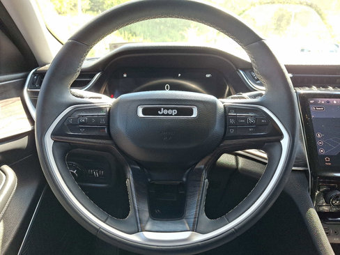 Used 2023 Jeep Grand Cherokee L Limited w/ Black Appearance Package image 18