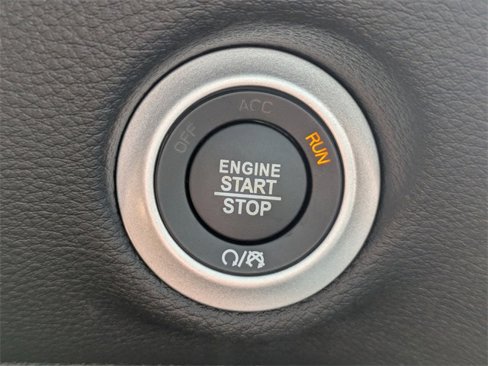 New 2025 Chrysler Pacifica Select w/ Uconnect Theater Family Group image 29