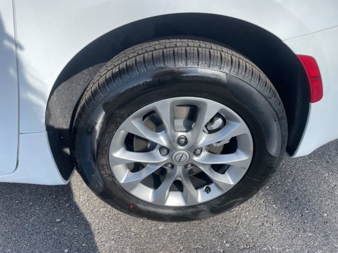New 2026 Chrysler Pacifica Select image 10