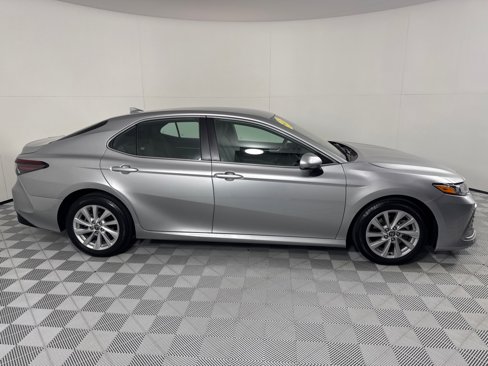 Used 2022 Toyota Camry LE image 4