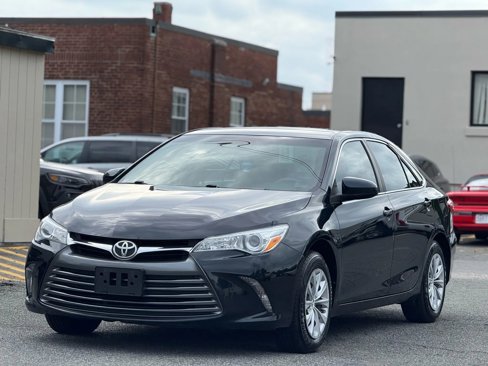 Used 2015 Toyota Camry LE image 1