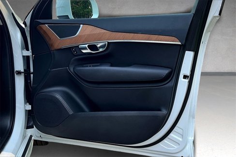 Certified 2025 Volvo XC90 B5 Plus w/ Protection Package Premier image 28