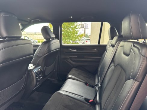 Used 2024 Jeep Grand Cherokee L Laredo image 8