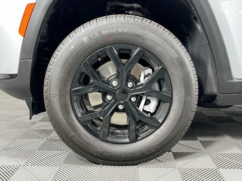 New 2025 Jeep Grand Cherokee L Laredo image 32