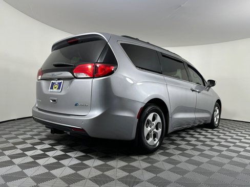 Used 2017 Chrysler Pacifica Premium image 11