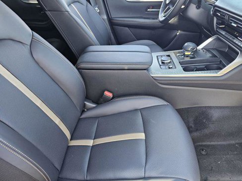 New 2025 MAZDA CX-70 Plug-In Hybrid w/ Premium Plus image 16