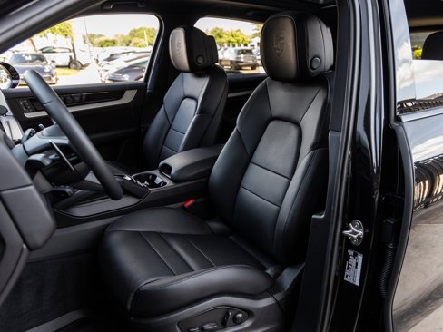 Used 2025 Porsche Cayenne image 5