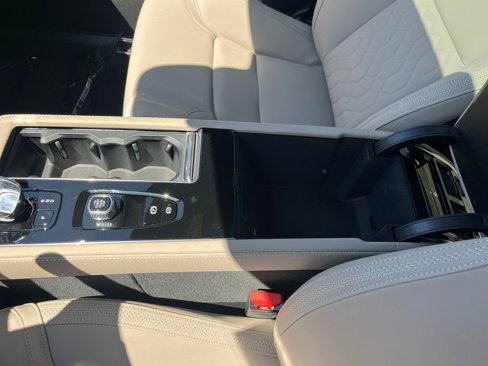 New 2026 Volvo XC90 B6 Plus w/ Protection Package Premier image 32