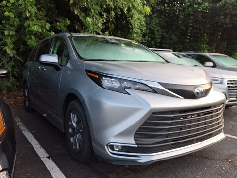 Used 2024 Toyota Sienna XLE image 3