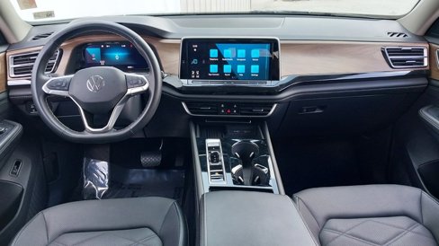 Used 2025 Volkswagen Atlas SE image 14