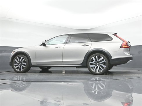 Used 2024 Volvo V90 B6 Cross Country Ultimate image 41