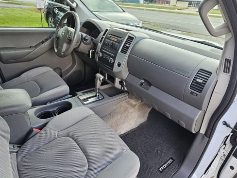 Used 2012 Nissan Frontier SV image 22
