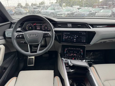 Used 2024 Audi Q8 e-tron Prestige image 17
