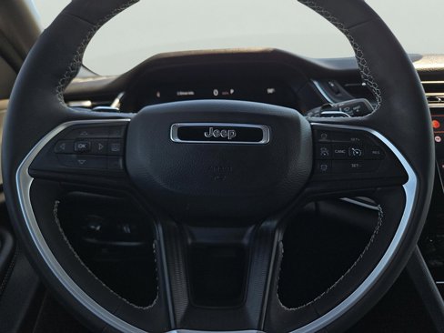 Used 2025 Jeep Grand Cherokee Laredo w/ Luxury Tech Group I image 31