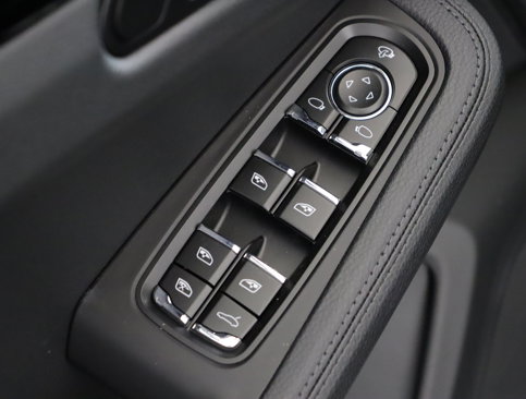 Used 2025 Porsche Macan image 24