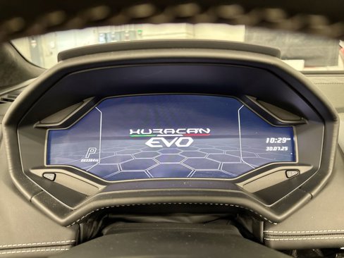 Used 2022 Lamborghini Huracan EVO image 12