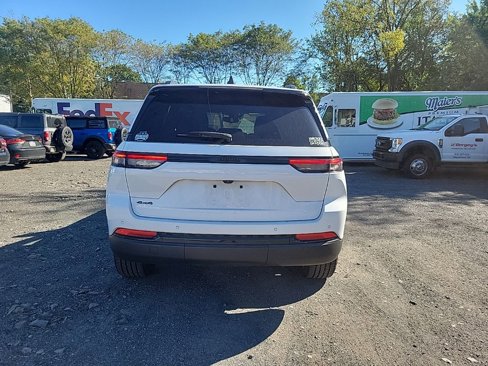 Used 2023 Jeep Grand Cherokee Altitude image 10