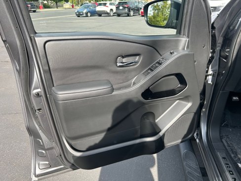 Used 2023 Nissan Frontier SV w/ Midnight Edition Package image 9