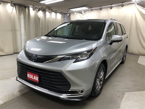 Certified 2021 Toyota Sienna XLE image 1