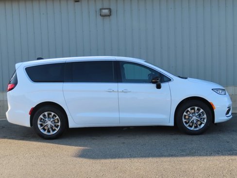 New 2026 Chrysler Pacifica Select image 2