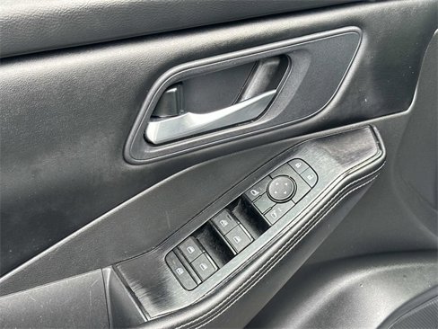 Used 2024 Nissan Rogue SV image 17