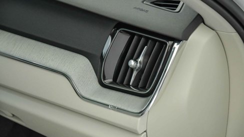 Certified 2025 Volvo XC60 T8 Plus w/ Protection Package Premier image 17