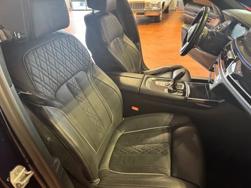 Used 2021 BMW 750i xDrive w/ Executive Package image 25