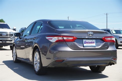 Used 2018 Toyota Camry LE image 6