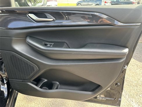 Certified 2023 Jeep Grand Cherokee Laredo w/ Luxury Tech Group I image 8