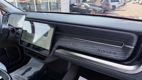 Used 2025 Rivian R1S Adventure image 21