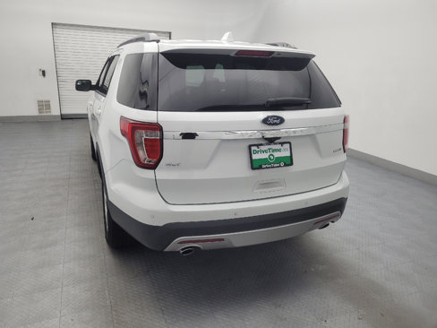Used 2017 Ford Explorer XLT image 6