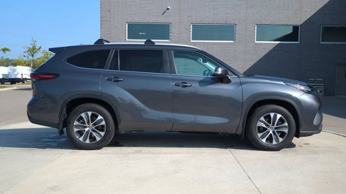 Used 2024 Toyota Highlander XLE image 7