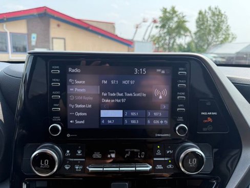 Used 2022 Toyota Highlander L image 36